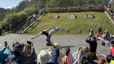 國際知名表演團體「Eye Catching Circus 創造焦點」在對高岳車站帶來快閃馬戲表演